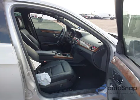 2011 Mercedes-Benz E 350 4Matic z USA, uszkodzony, nr VIN WDDHF8HB3BA382100